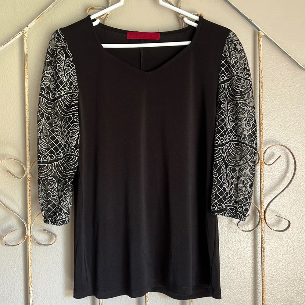 LOVE SCARLETT. NWT. WOMENS TOP. SIZE S. BLACK